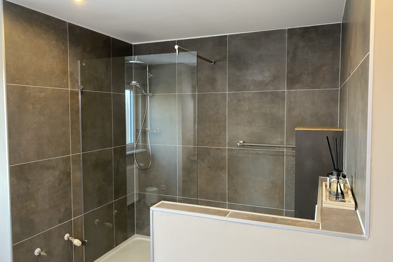 Grau geflieste Dusche