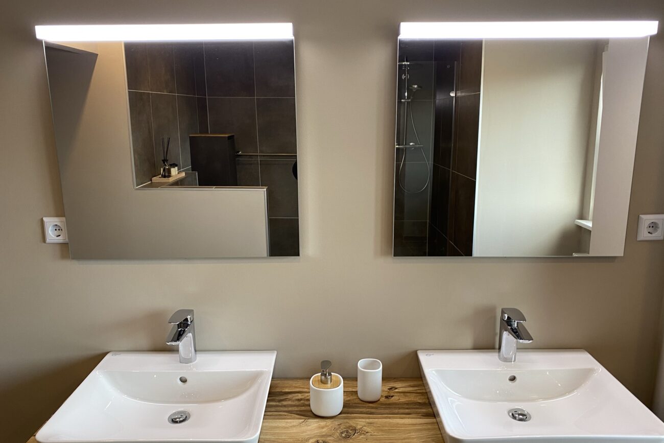 Modernes Badezimmer mit zwei Spiegeln und Waschbecken