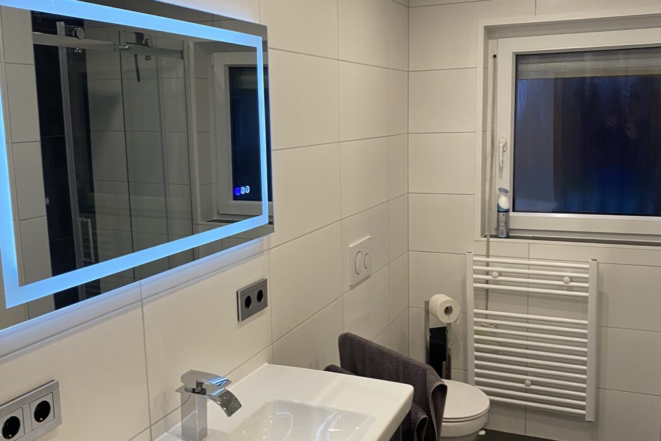 Moderne Badezimmer mit LED-Beleuchtung am Spiegel