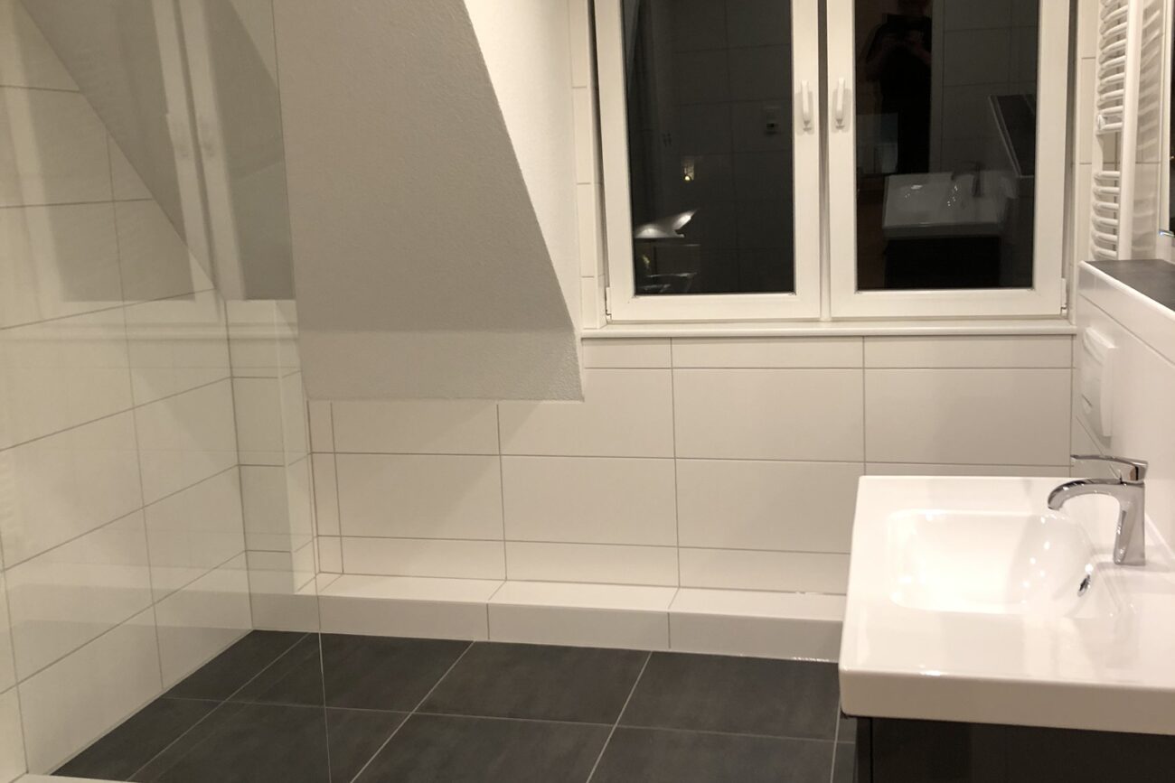 Frisch saniertes modernes Badezimmer