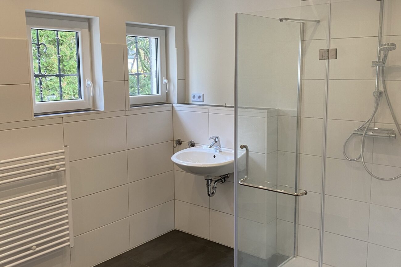 Weiß gefliestes Badezimmer