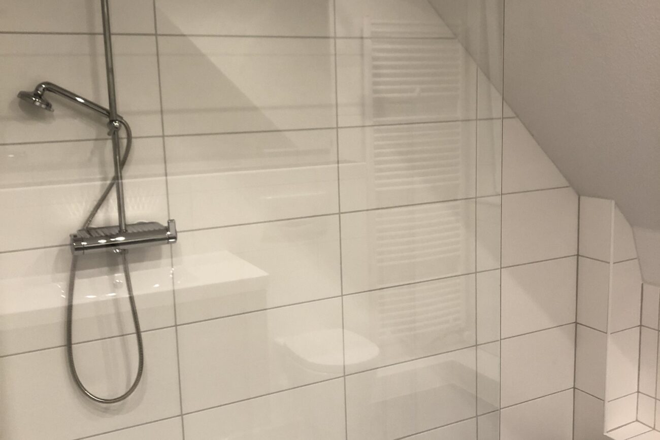 Frisch geflieste Dusche
