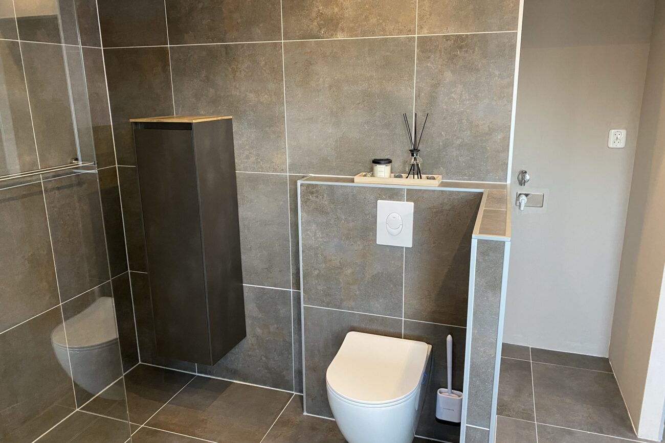 Grau gefliestes Luxus-Badezimmer