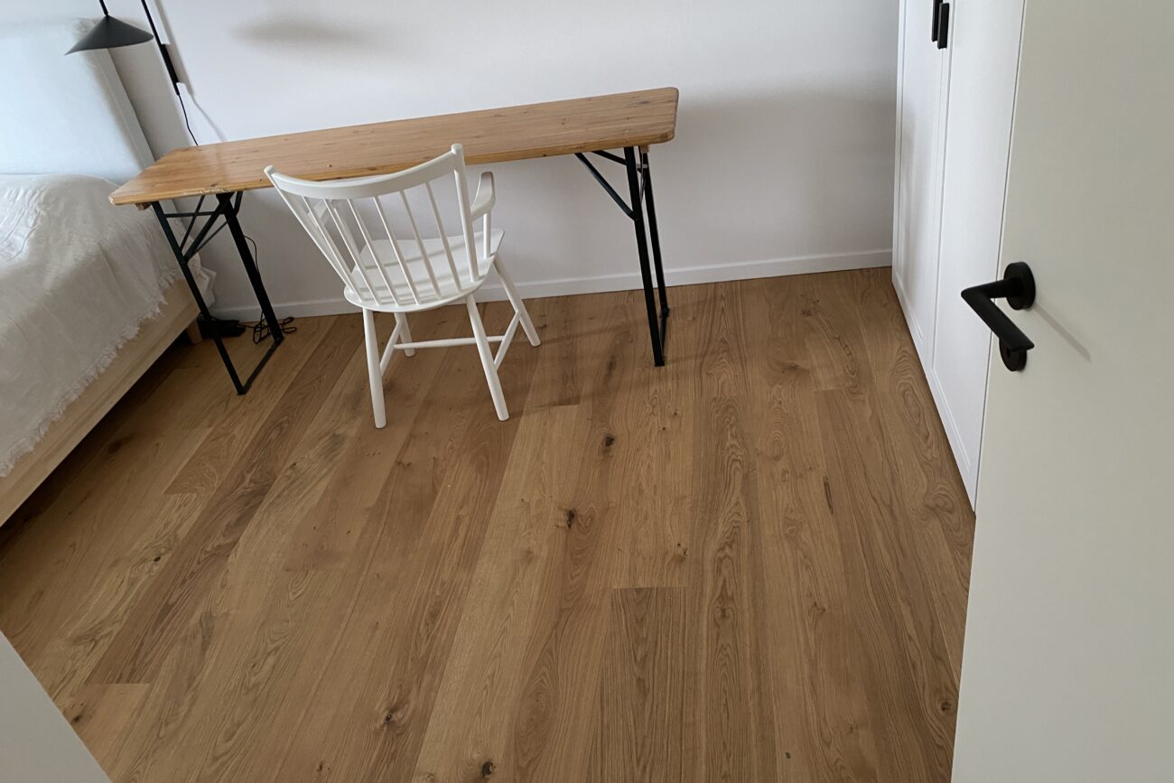 Frisch verlegtes Laminat in einem kleinen Zimmer