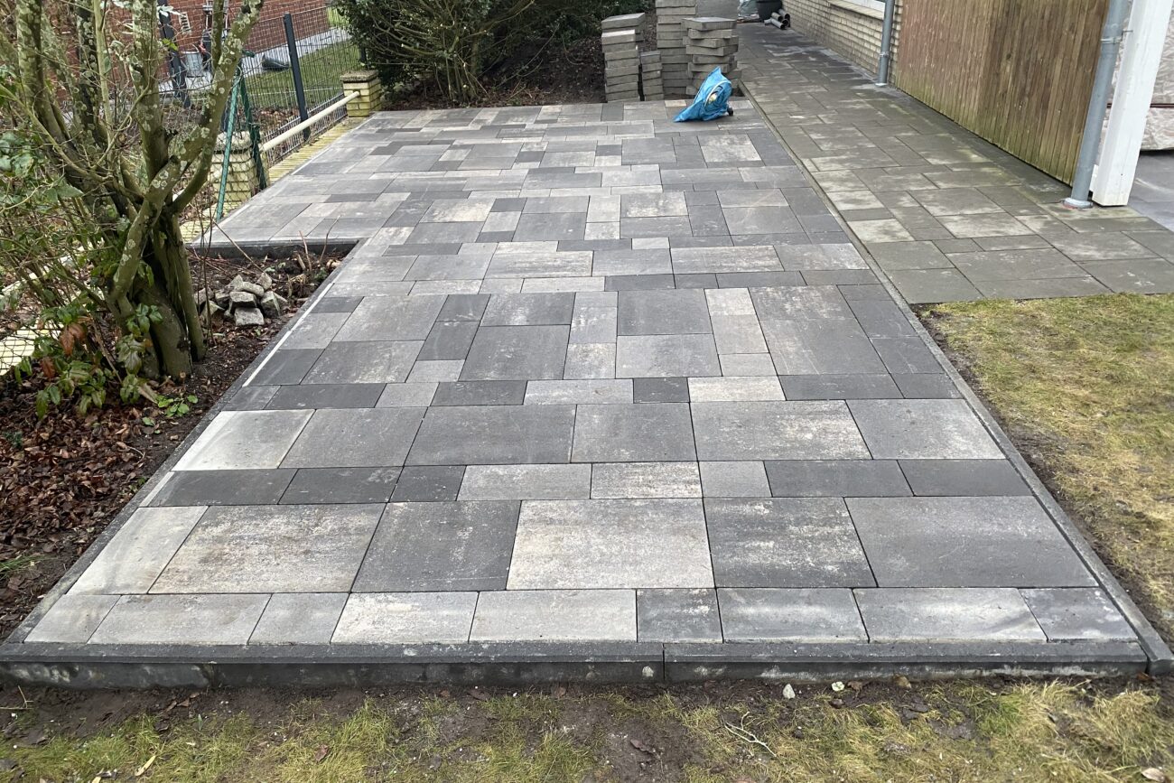 Grau gepflasterte Terrasse in einem Garten