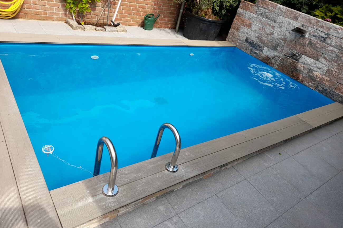Ein Swimmingpool im Garten