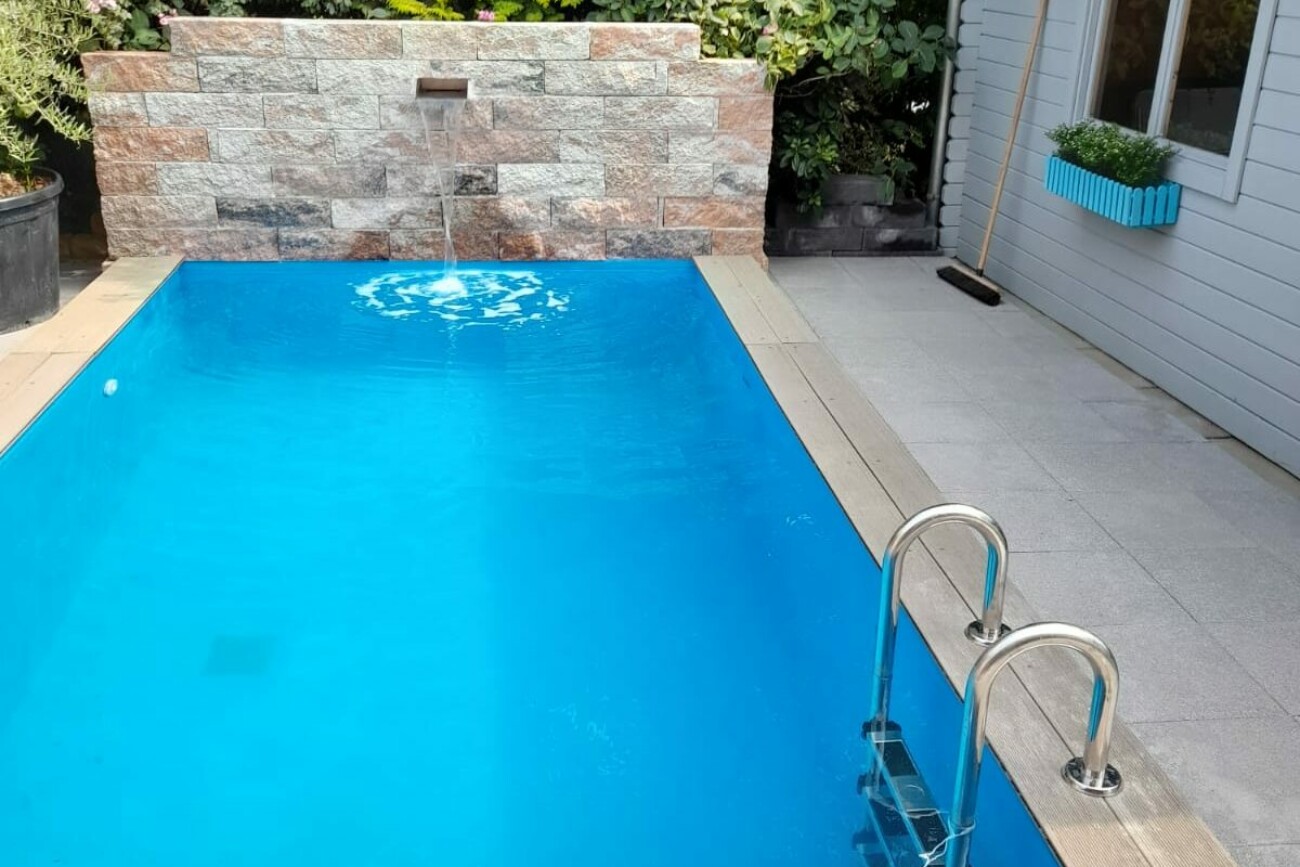 Ein Gartenpool mit kleinem Wasserfall