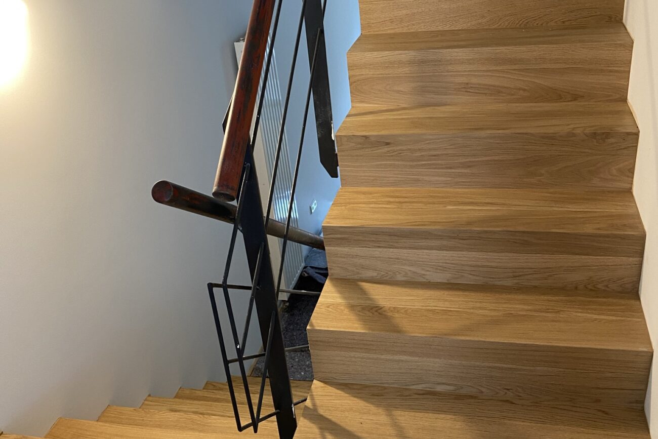 Eine mehrstöckige Holztreppe in modernem Wohnhaus