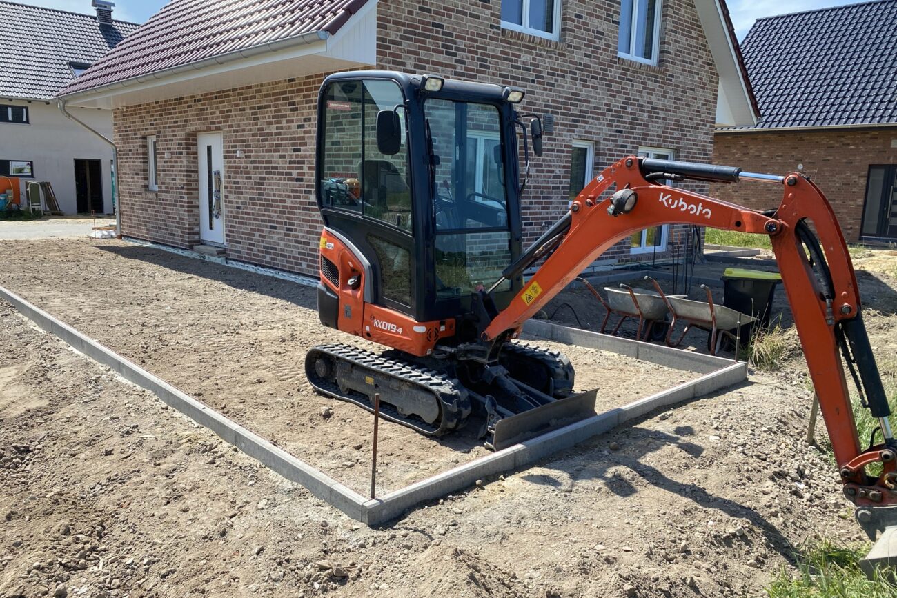 Ein kleiner Bagger auf einer Baustelle