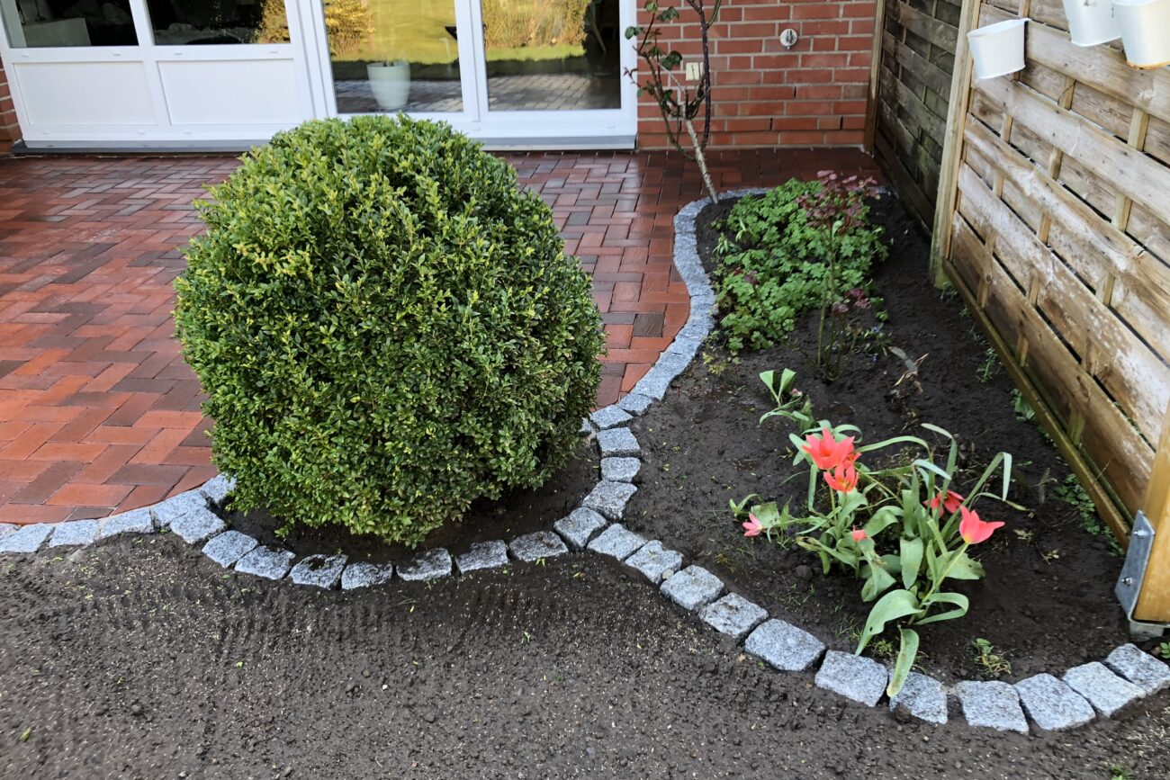 Ein Blumenbeet mit Terrasse