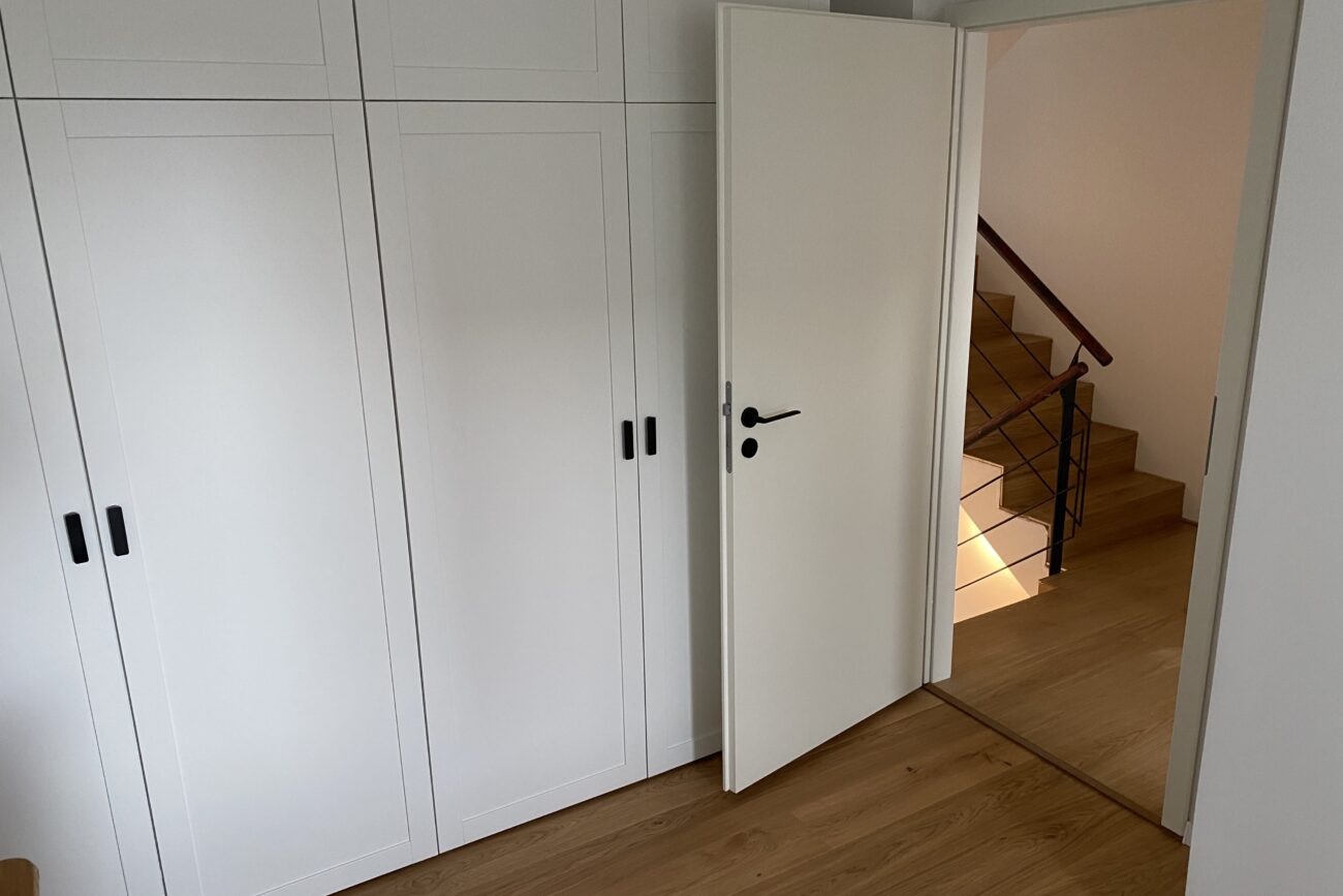 Heller Laminatboden für Flur und Treppe