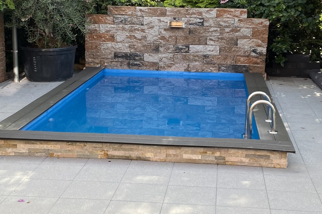 Ein maritim gestalteter Gartenpool