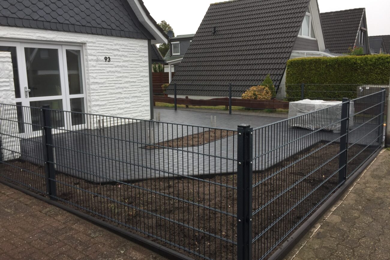 Ein dunkler Metallgartenzaun