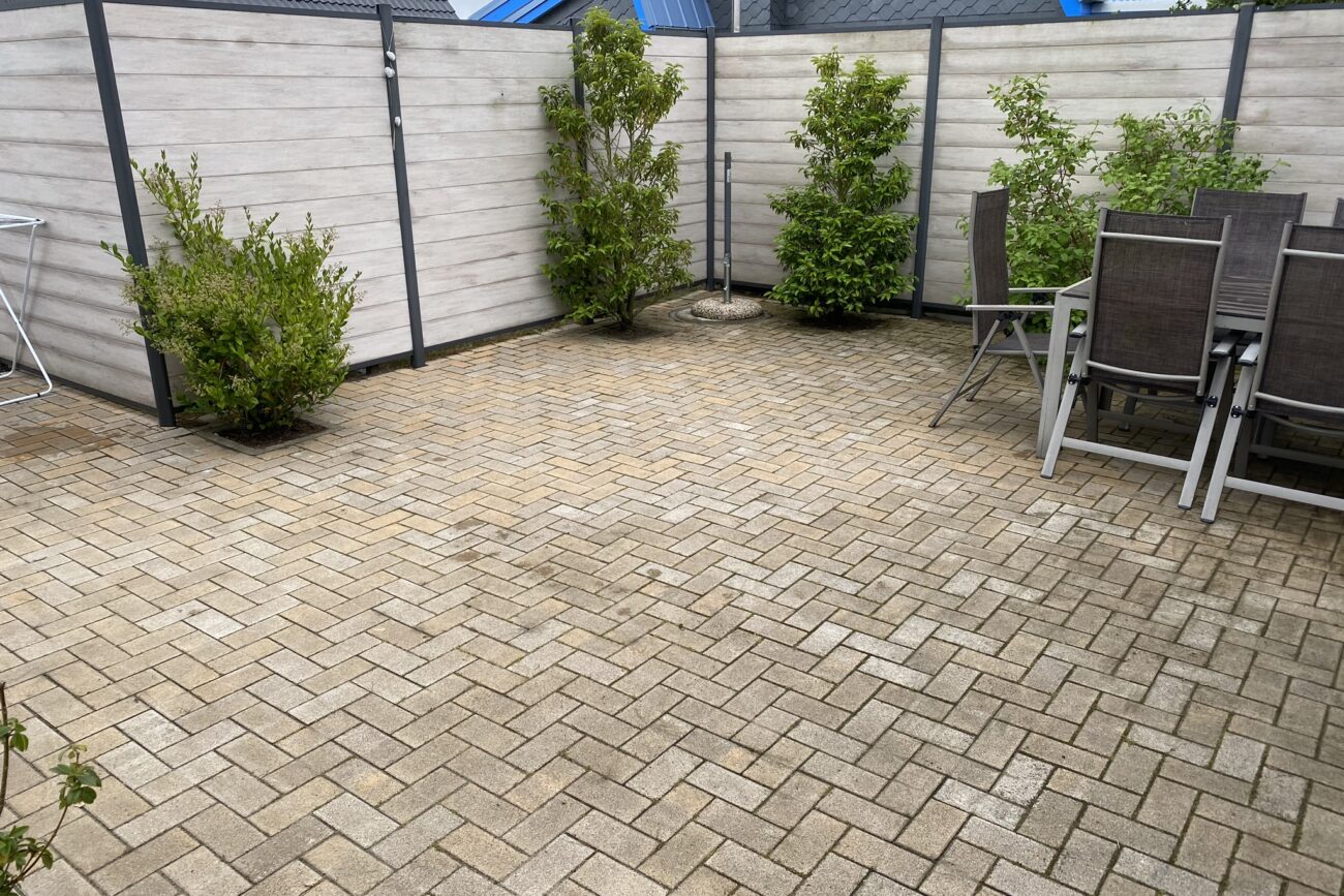 Geplasterter Hinterhof mit Holzzaun