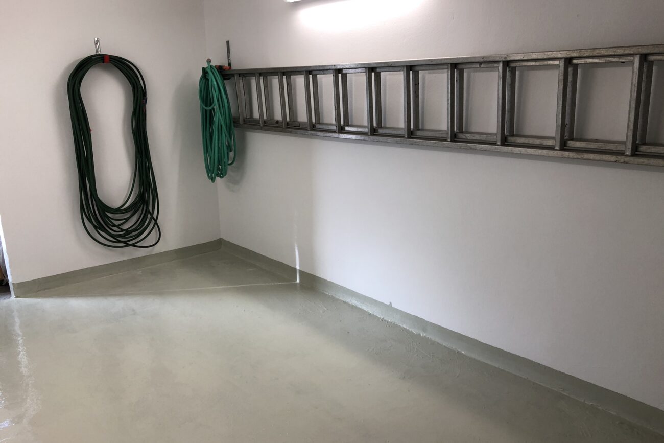 Garage mit frischem Zementboden