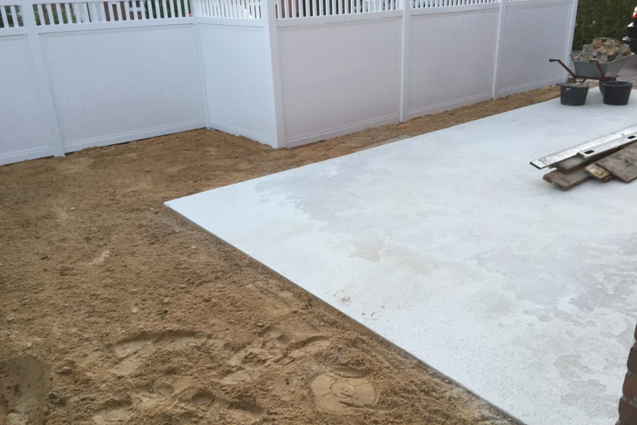 Der Rohbau einer Terrasse mit Sand und Beton