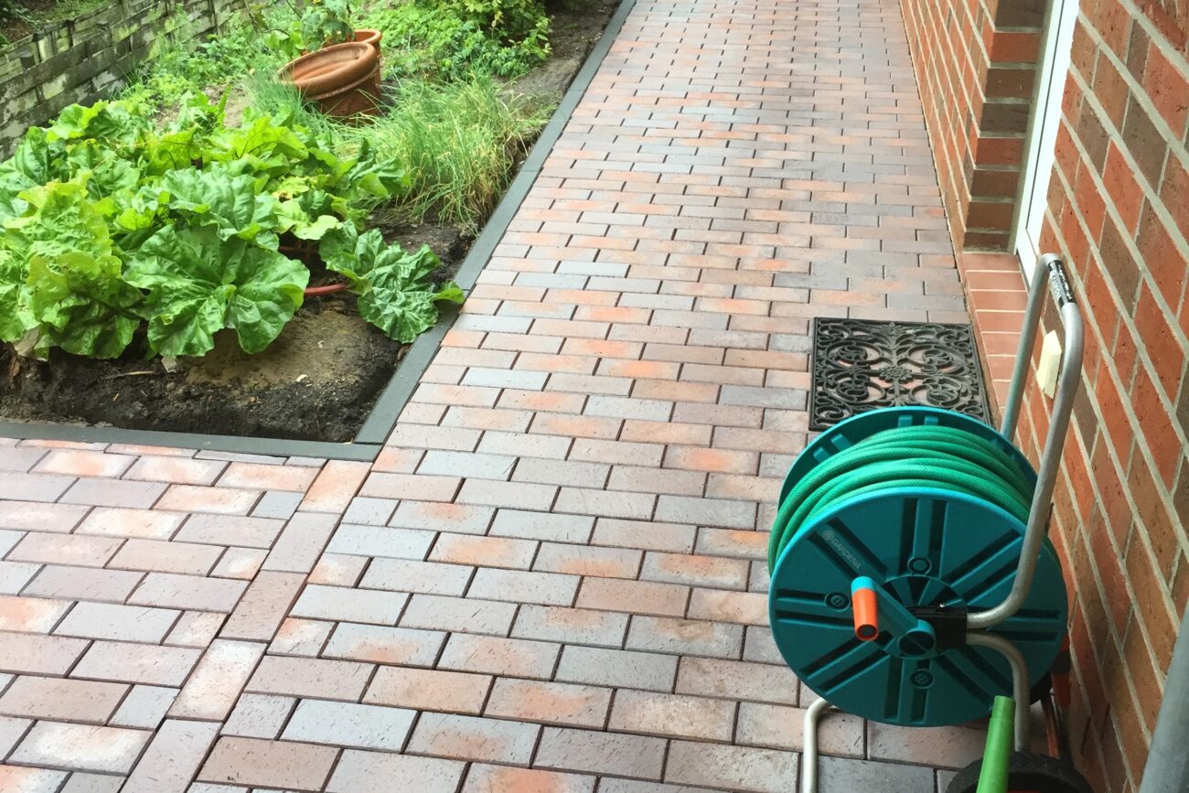 Ein gepflasterter Gartenweg