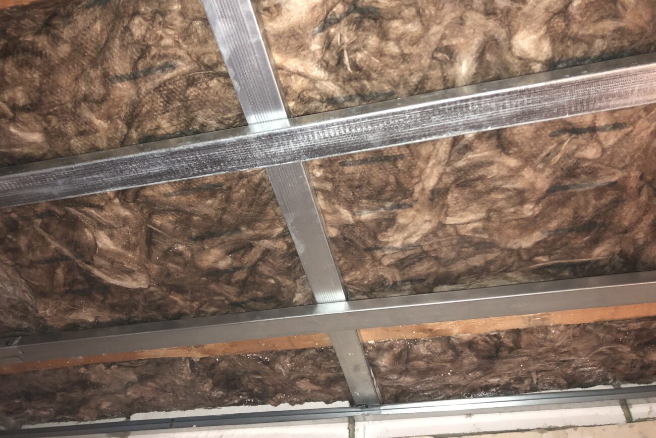 Rohbaudecke mit frischer Isolierwolle