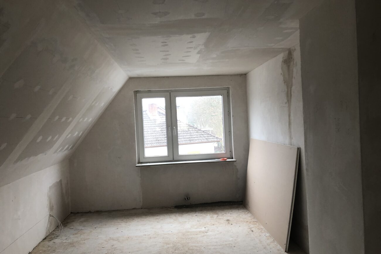Frisch geputztes Dachgeschosszimmer in einem Rohbau