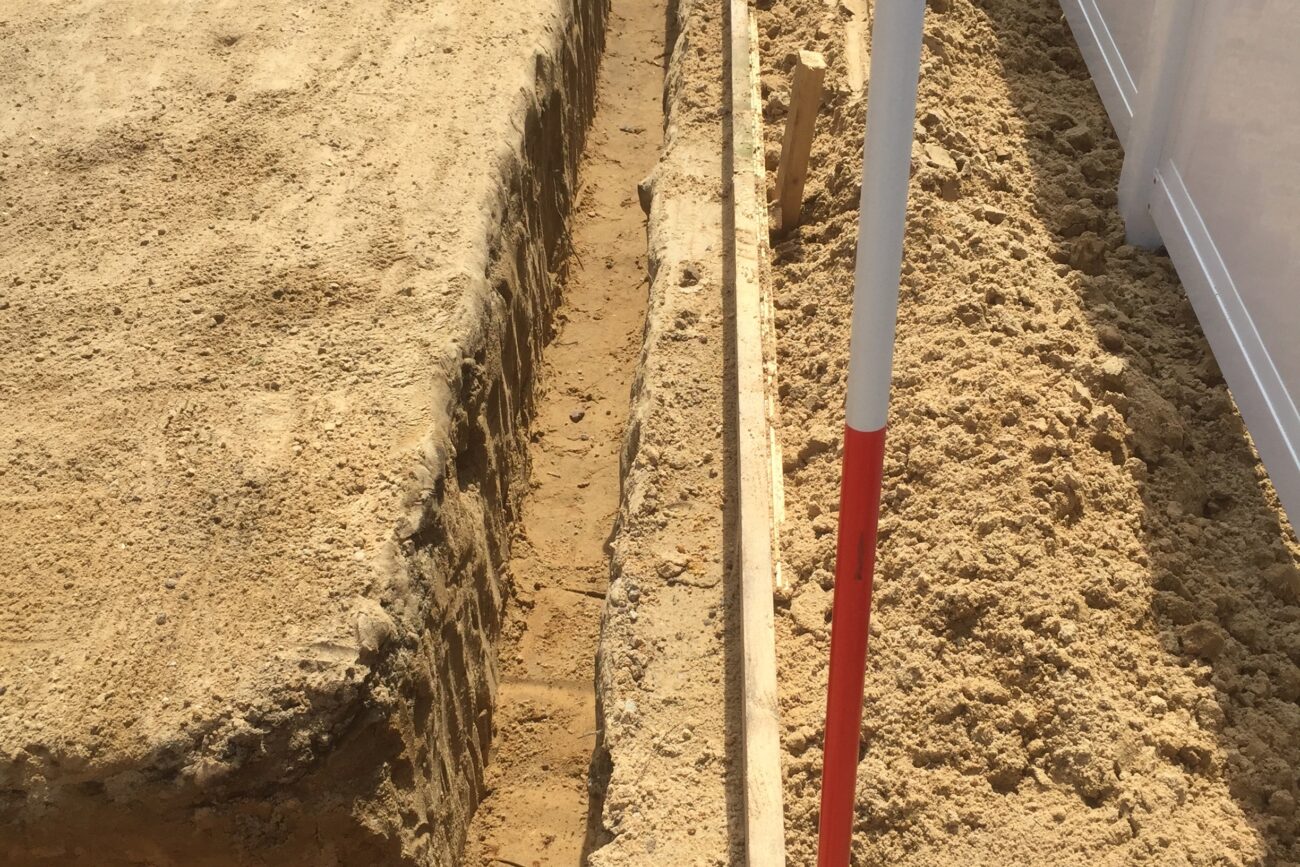 Sand mit Abmessungen auf einer Baustelle