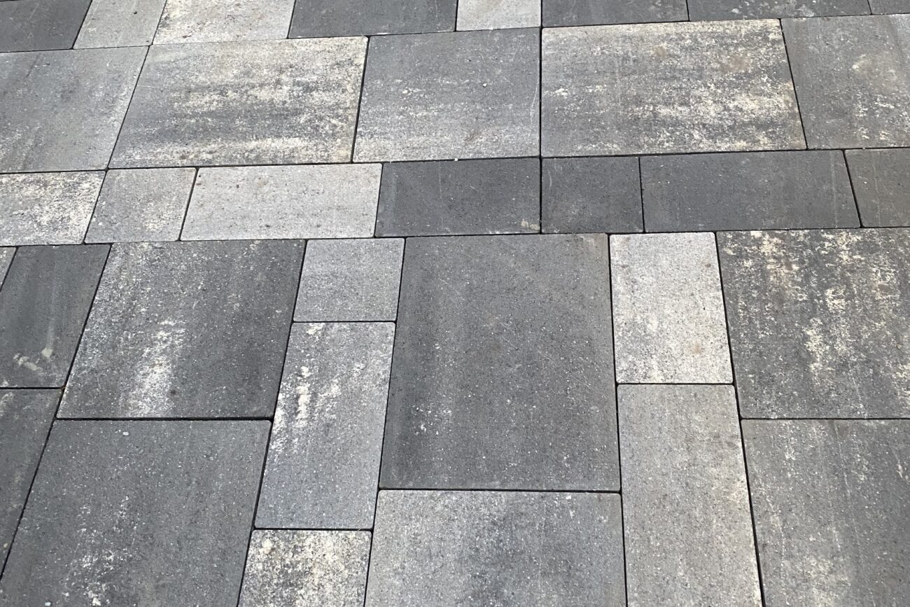Graue Pflastersteine einer Terrasse