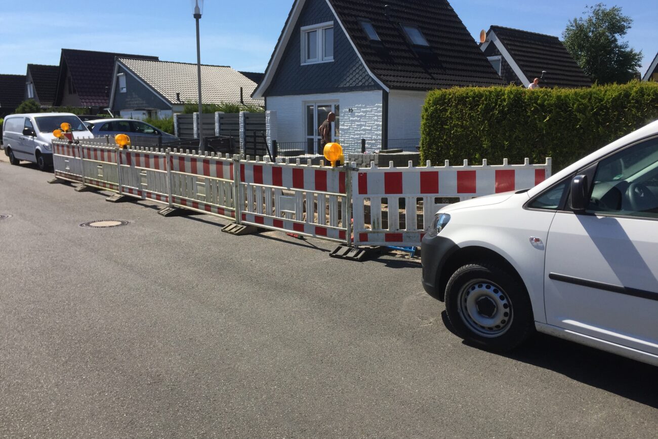 Absperrungen einer Straßenbaustelle