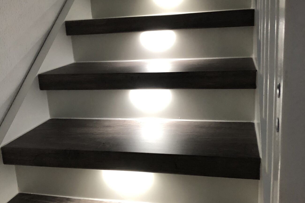 Eine Holztreppe mit beleuchteten Stufen