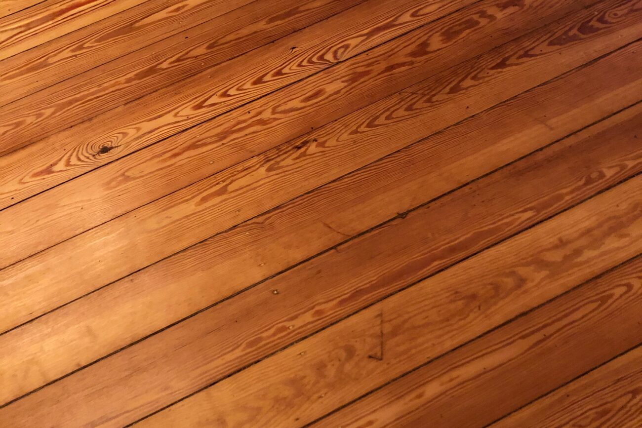Hellbraune Laminatdielen in Nahansicht