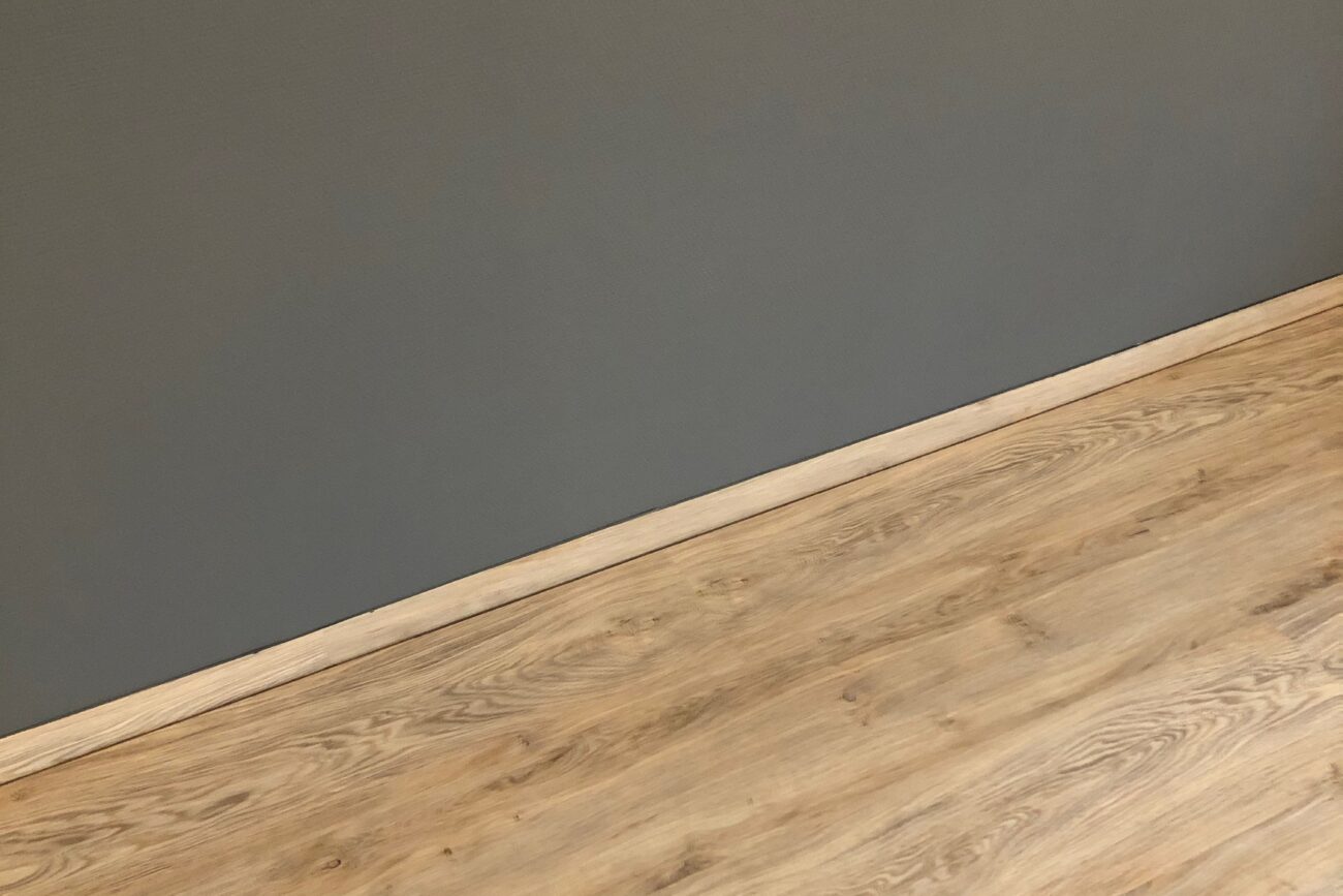 Heller Laminatboden mit Fußleiste