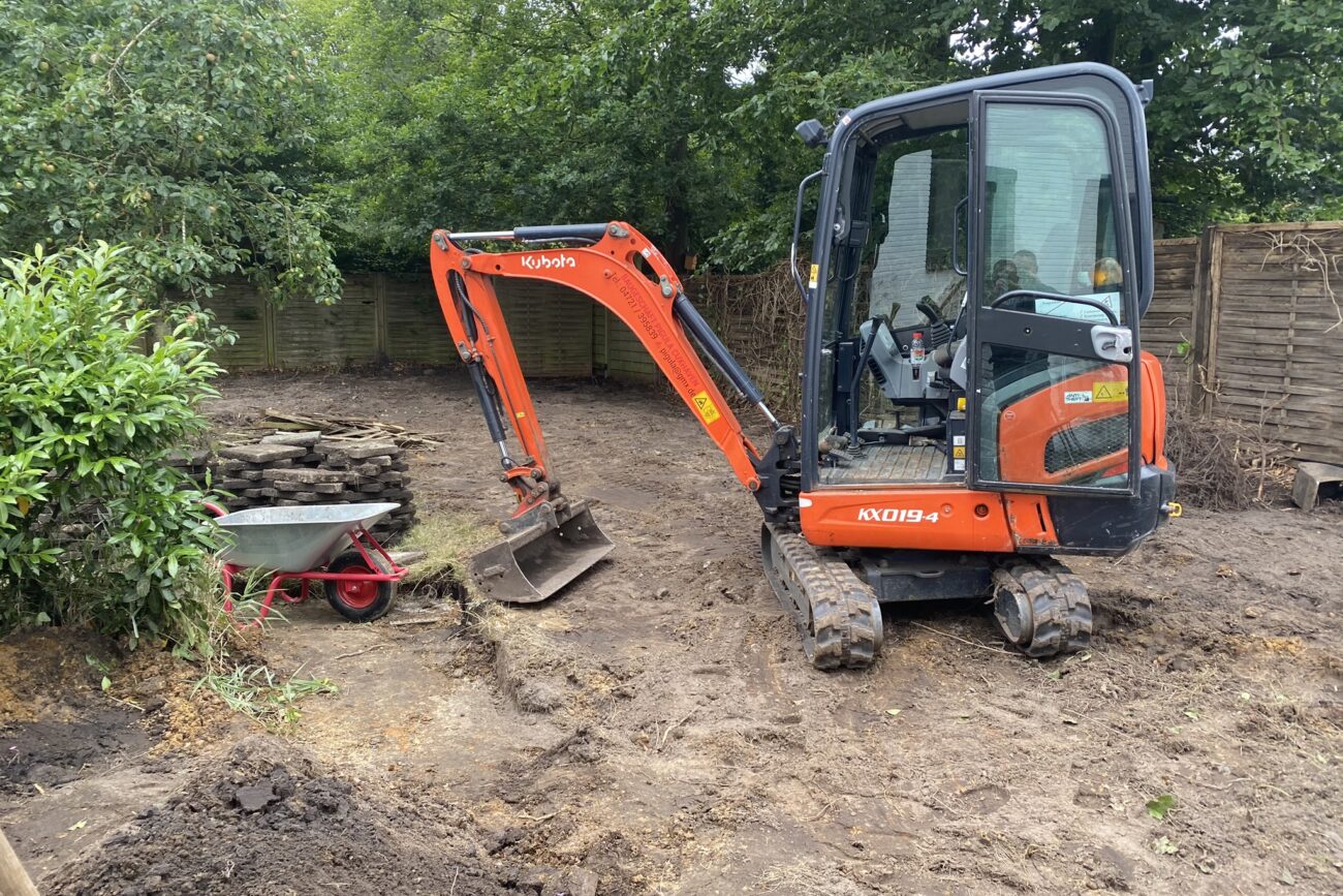 Ein Radlader beim Gartenbau