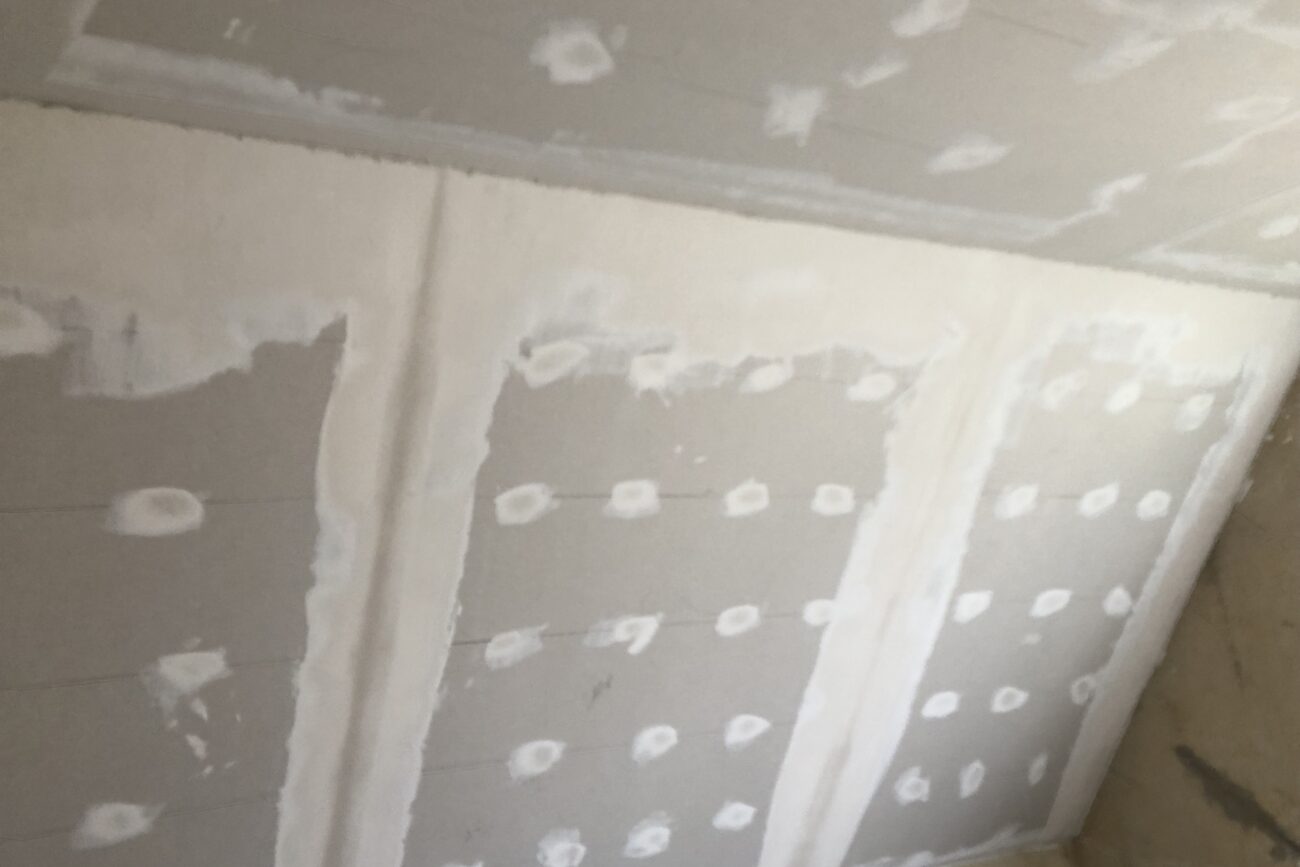 Frisch verputzte Dachschräge in einem Rohbau