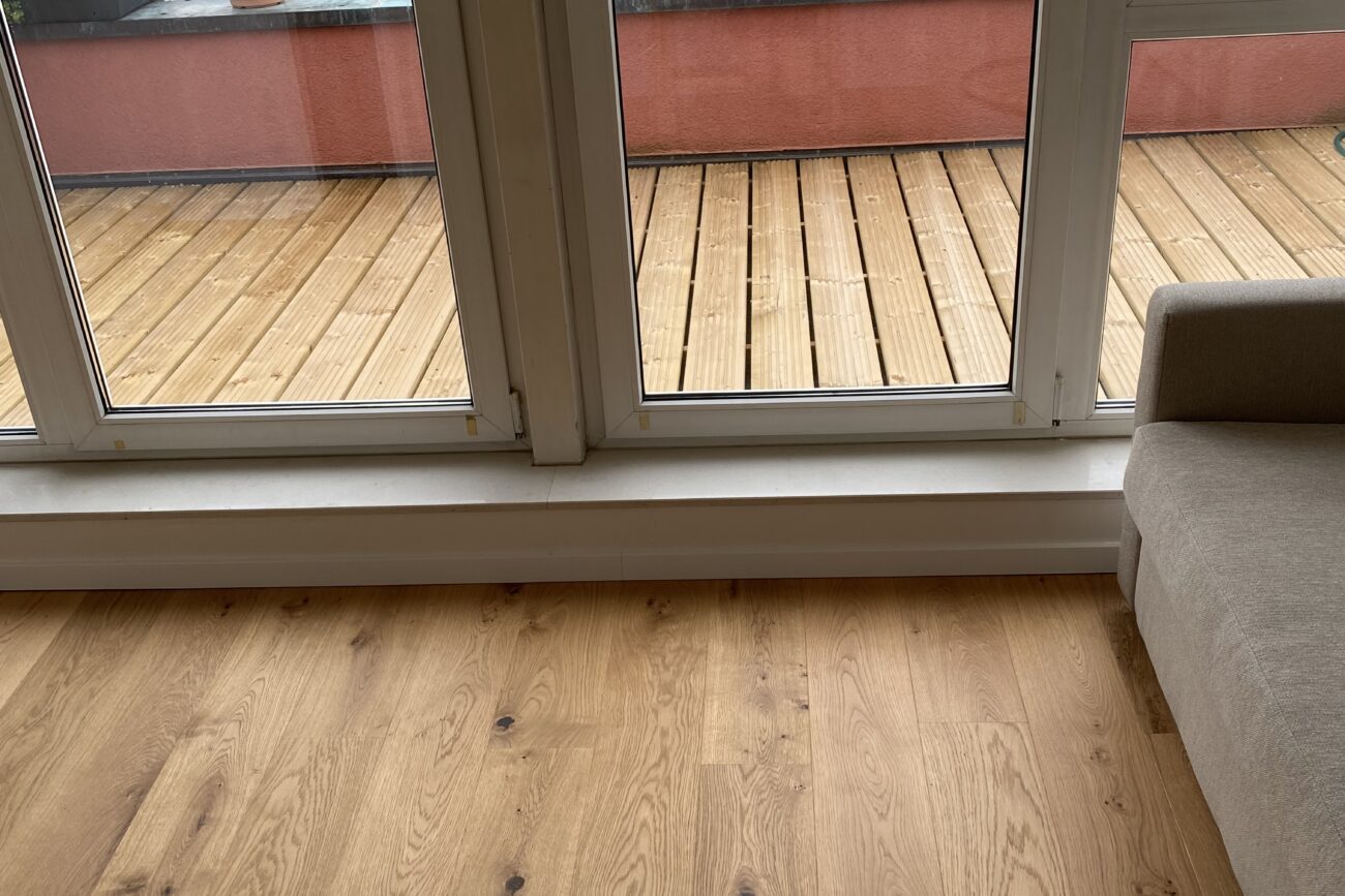 Helle Holzdielen auf einem Balkon