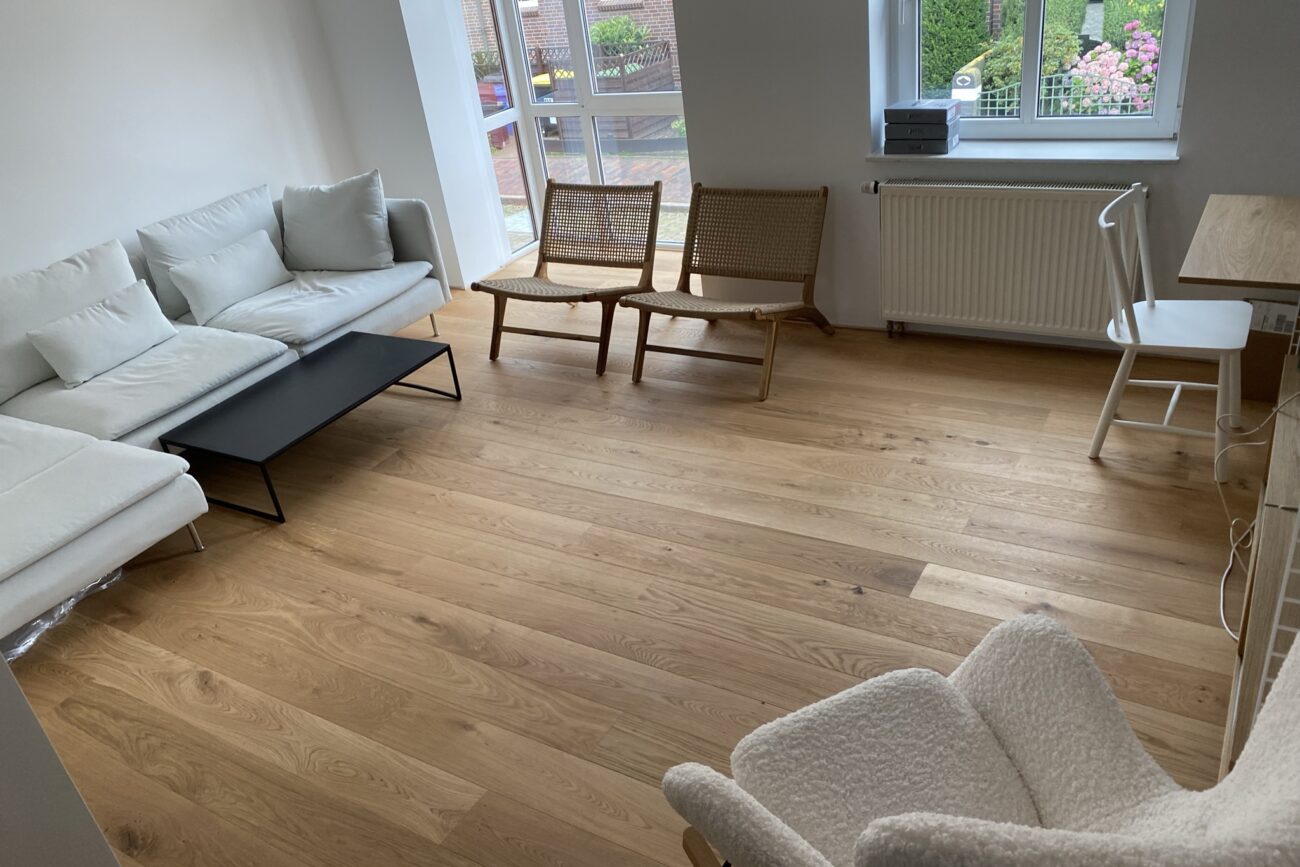 Wohnzimmer mit modernem Parkettboden