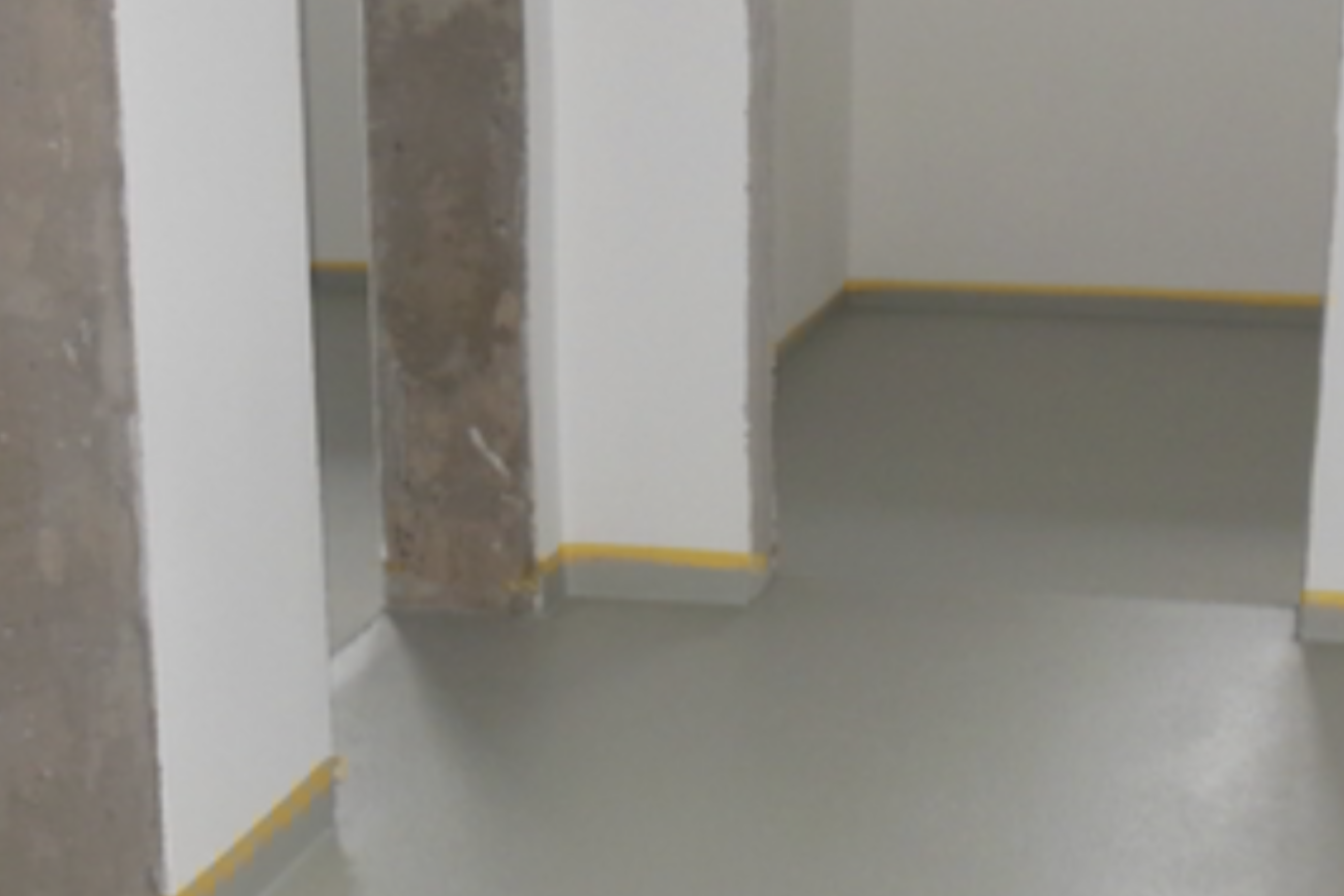 Estrich in einem sanierten Keller nach Wasserschaden