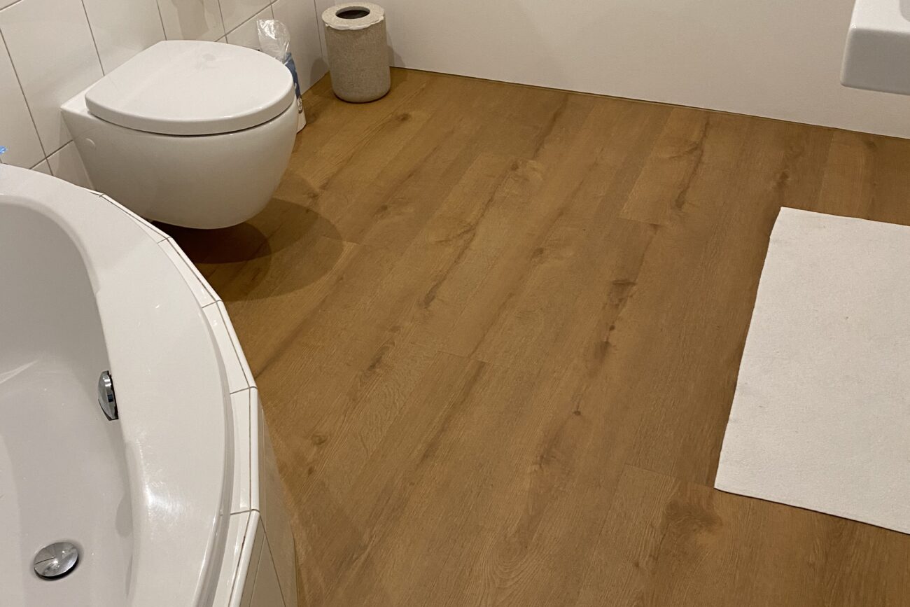 Laminatboden in modernem Badezimmer
