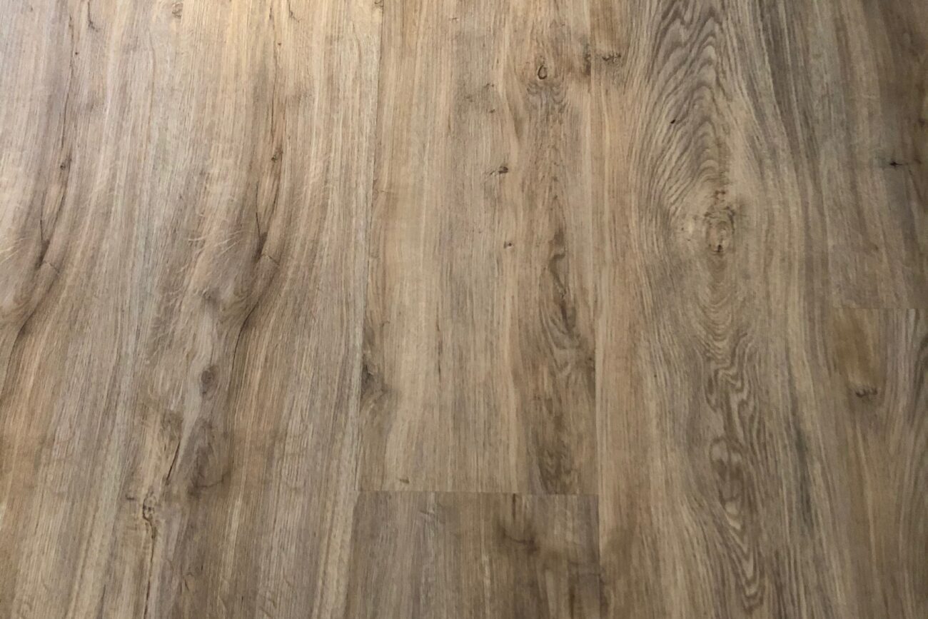 Heller Laminatboden in Längstansicht