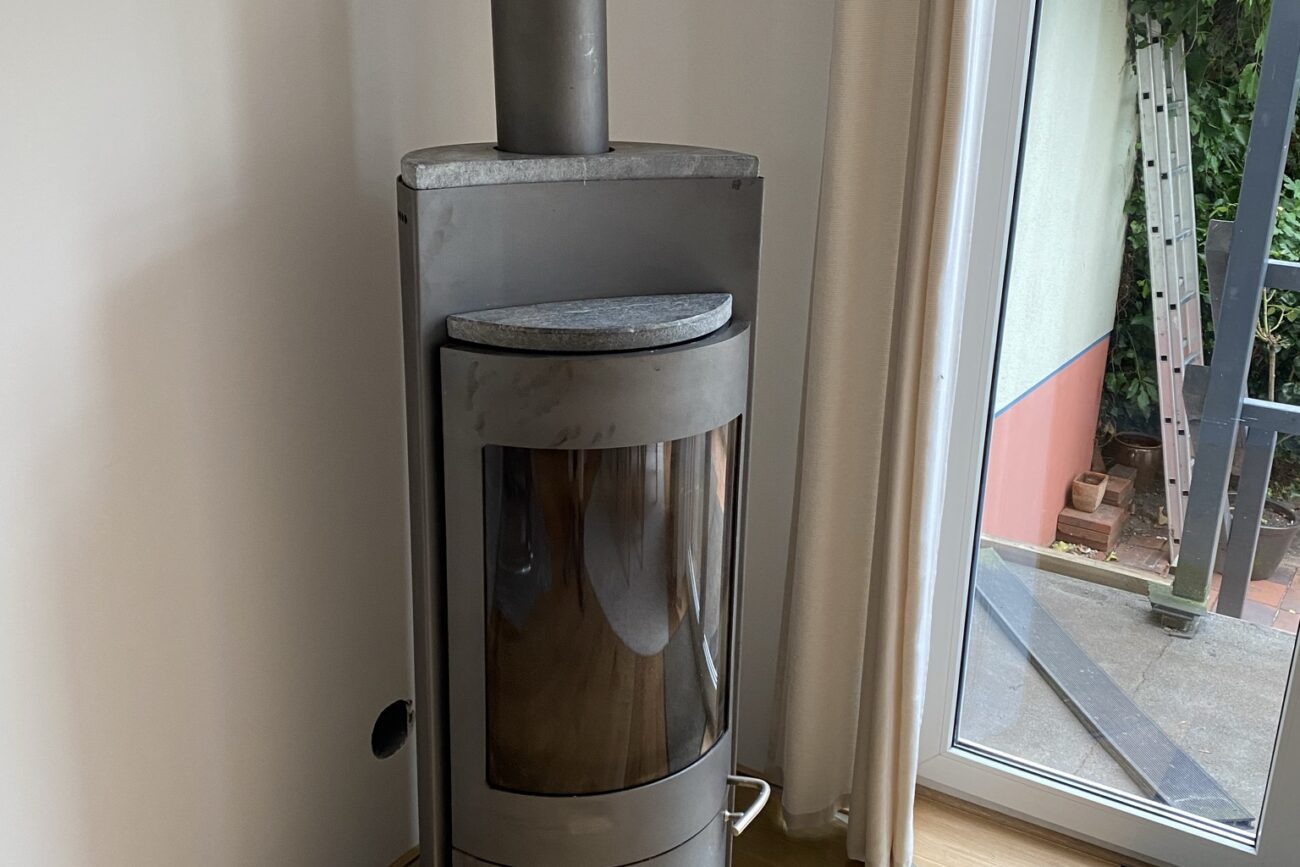 Geschlossener grauer Kamin in modernem Wohnhaus