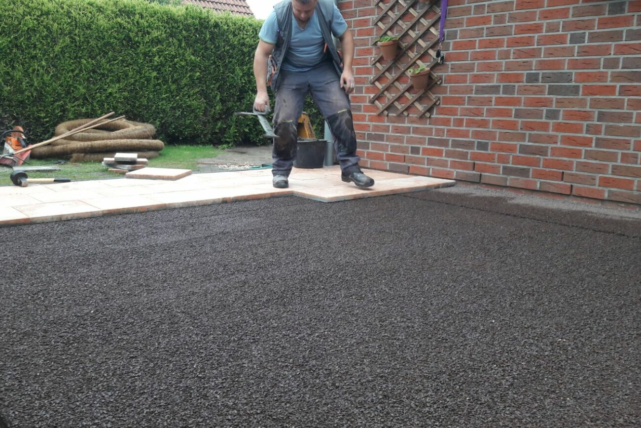 Handwerker pflastert eine große Terrasse