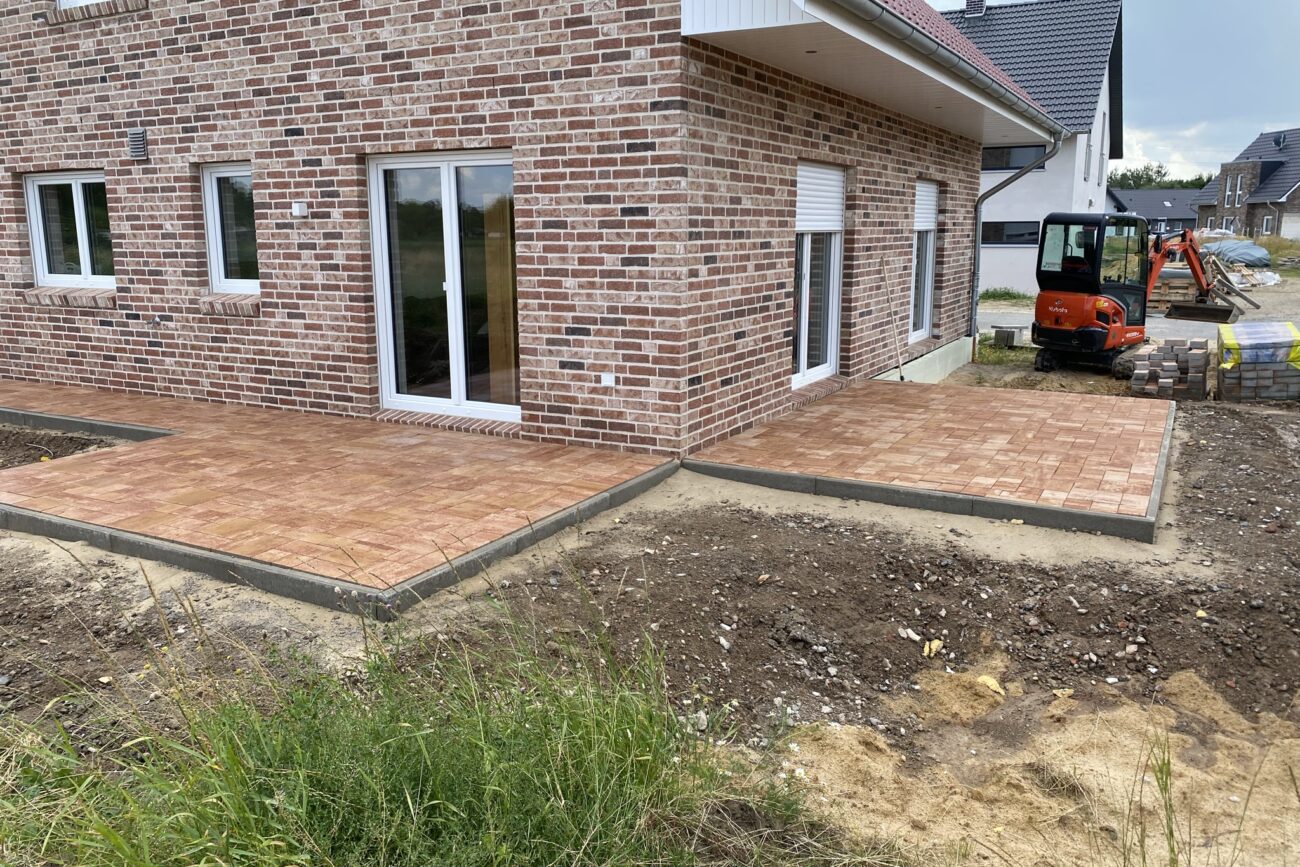 Zwei Terassen an einem Neubau mit Klinker