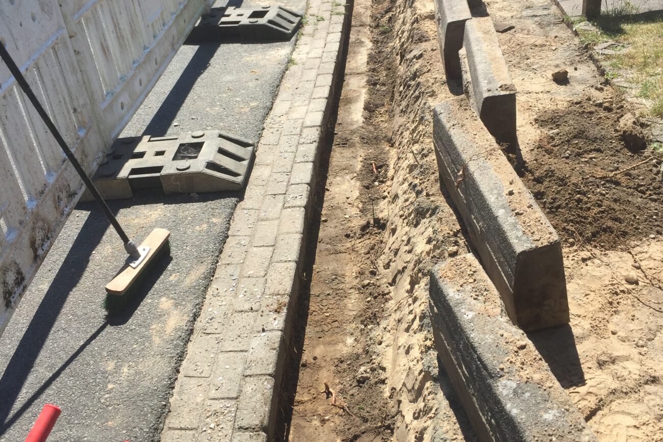 Pflasterarbeiten an einer aufgerissenen Straße