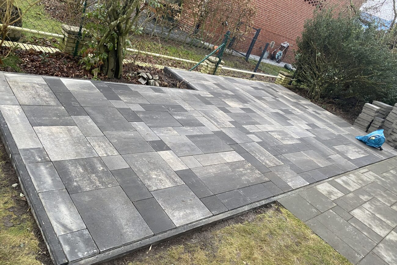 Frisch gepflasterte Terrasse in einem Garten