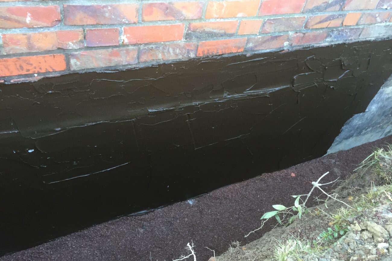 Frisch behobener Wasserschaden an der Außenwand eines Hauses