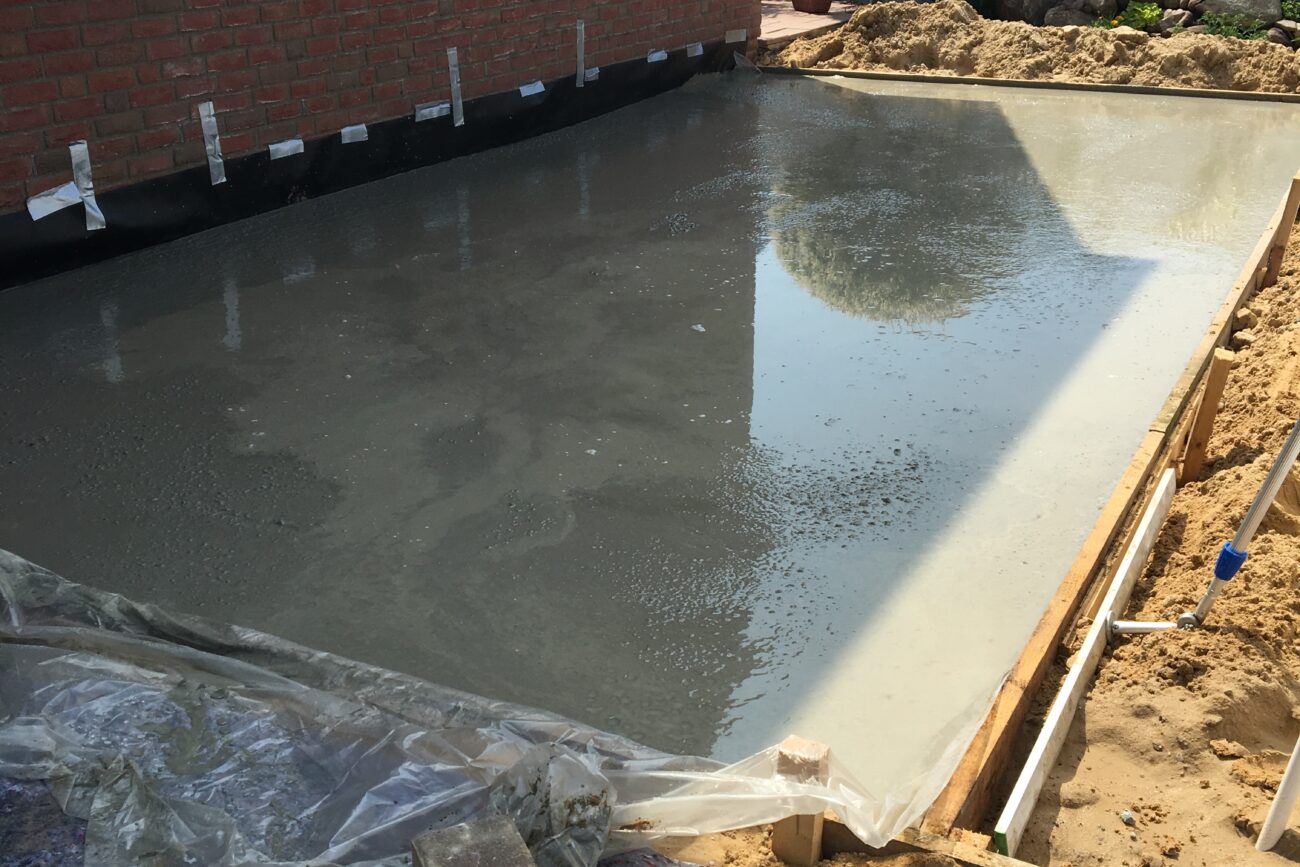 Ein frische betonierte Terrasse