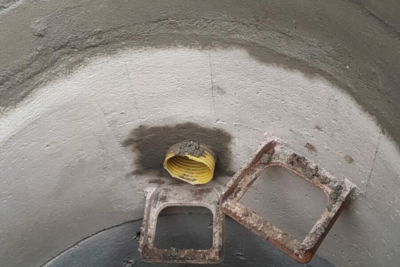 Betonnierter Brunnenschacht mit Rohrausgang